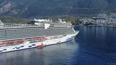 Aroya Kruvaziyeri Kaş'a Demir Attı