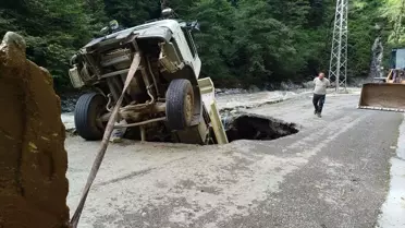 Artvin'de Heyelan Sonrası Kamyon Çukura Düştü