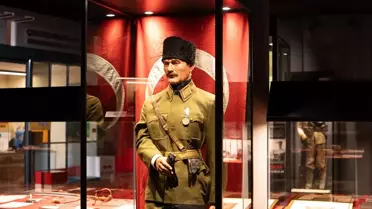 Atatürk'ün Üniforması ve Kılıcı Sergilendi