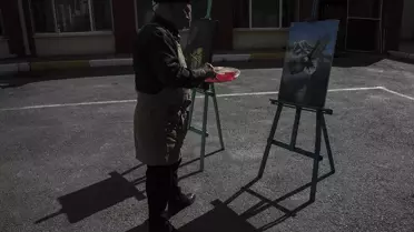Atıkları dönüştüren huzurevi sakini bahçeyi sanat galerisine çevirdi