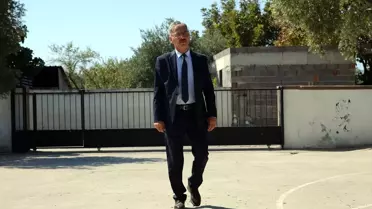 Okul Müdürü Kendi Binasını Yaptırıyor