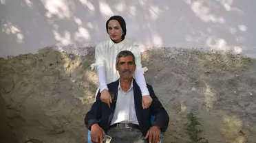 Babası Çiçekle Karşıladı, Kızı YKS'de Başarılı Oldu
