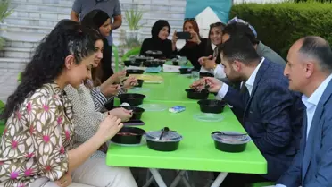 Bağdat'ta Yunus Emre Kültür Merkezi aşure dağıttı
