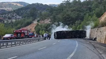 Havran'da Zift Yüklü Kamyon Devrildi