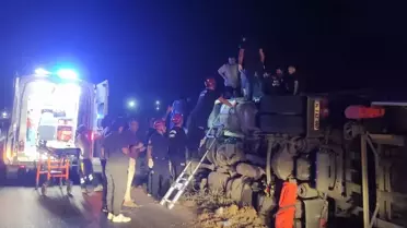 Balıkesir'de Tır Devrildi, Sürücü Yaralandı