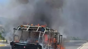 Edremit'te Yolcu Minibüsünde Yangın Çıktı