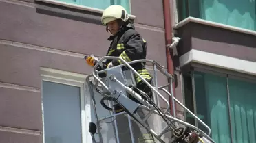Beyşehir'de pencere boşluğuna sıkışan güvercin kurtarıldı