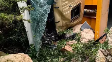 Hafriyat Kamyonu Devrildi: 1 Yaralı