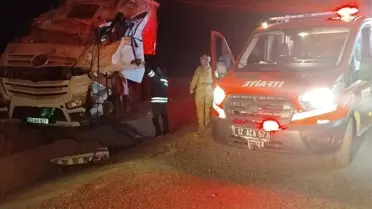 Bingöl'de Devrilen Tırın Sürücüsü Ağır Yaralandı