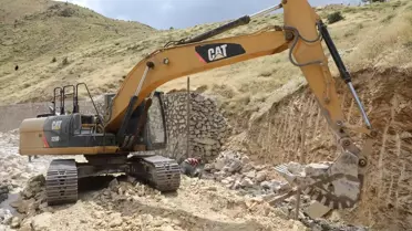 Bitlis’te Yol Güvenliği İçin Duvar Çalışmaları