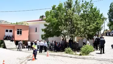Bitlisli şehit sözleşmeli erler Yeşildemir ve Uyanık'ın ailelerine şehadet haberi verildi