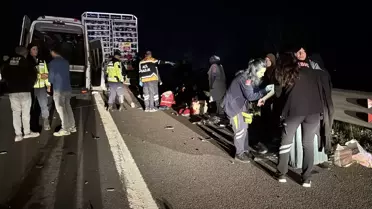 Bolu'da Otoyolda Minibüs Kamyona Çarptı: 16 Yaralı