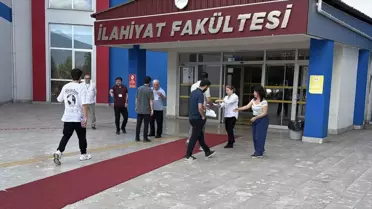 Polis Trafik Ekipleri Öğrencilere Yardım Etti