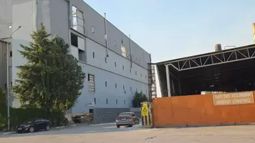 İnegöl'de çatıdan düşen işçi ağır yaralandı