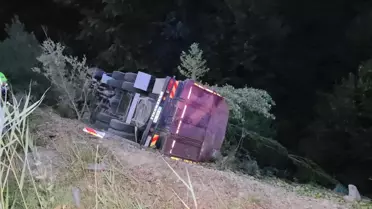 İnegöl'de Biber Yüklü Kamyon Devrildi: 3 Yaralı