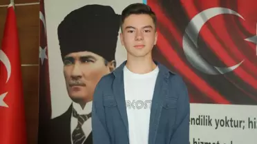 Çankırı'da rüzgarda ters dönen Türk bayraklarını düzelten çocuk, Valilik makamında ağırlandı