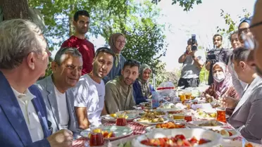 Özgür Özel, Ankara'da Parkları Gezdikçe Vatandaşlarla Buluştu