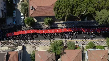 Demirci'de üniversiteliler Türk bayrağıyla mezuniyet yürüyüşü yaptı
