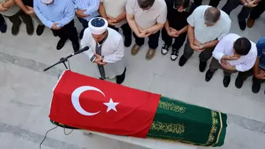 Oğlunun cenaze namazını kıldırdı