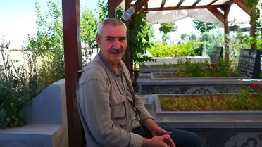 Depremzedeler Mezarlıkta Dua Etti