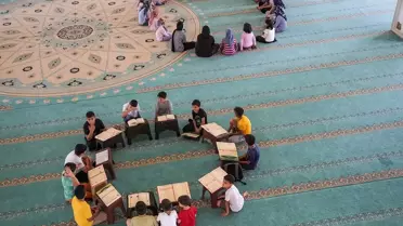 Ergani'de Camii Kütüphanesi Hizmete Açıldı