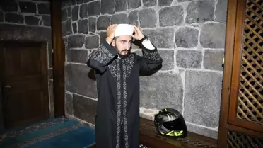 Motosikletli Müezzin Gençlerin İlgisini Çekti