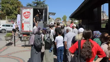 Edirne Belediyesi 30 Ağustos Zafer Bayramı dolayısıyla lokma dağıttı