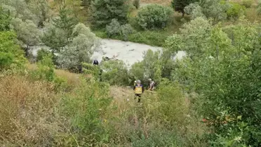 Erzincan'da Otomobil Dereye Devrildi: 4 Yaralı