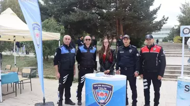 Polisten Öğrenciye Yardım