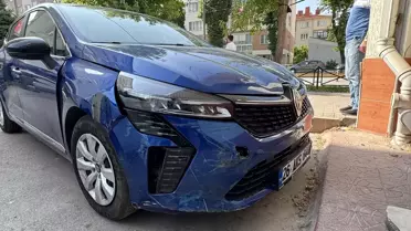 Otomobil Kaldırımdan İş Yerine Çarptı
