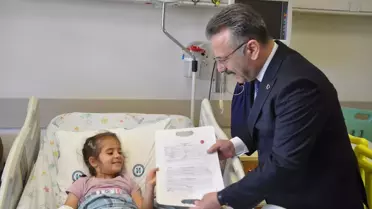 Vali Aksoy'dan Hastanedeki Öğrencilere Karneler