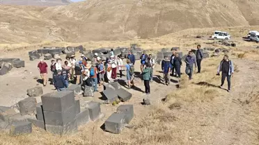 Yerli ve Yabancı Ziyaretçiler Kef Kalesi'nde