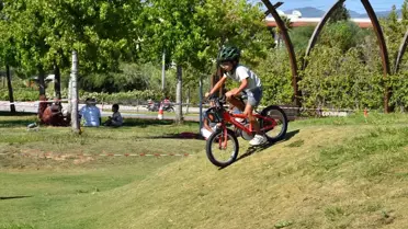 Fethiye'de Çocuklara Bisiklet Eğitimi
