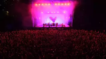 Fontaines D.C. İstanbul'da Filistin'e Destek Verdi