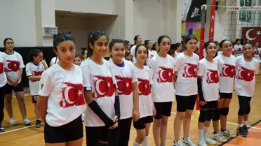 Gaziantep'te 62 genç voleybolcu profesyonelliğe adım attı