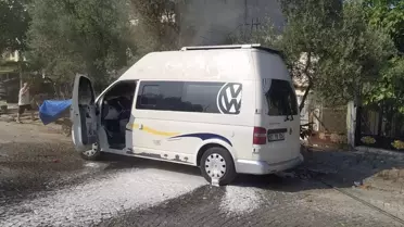 Gerze'de Park Halindeki Minibüs Yandı