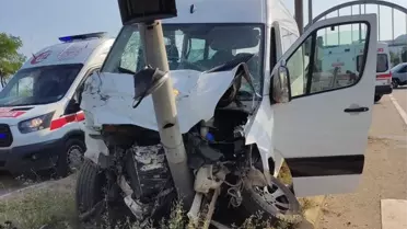 Giresun'da Minibüs ve Otomobil Çarpıştı