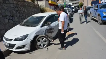 Hakkari'de Freni Boşalan Çekici 6 Araca Çarptı