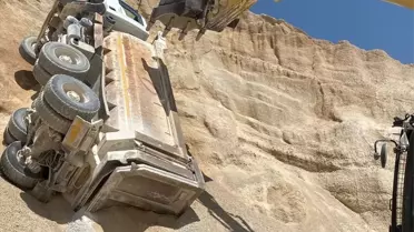 Antakya'da Kamyon Devrildi, Şoför Yaralandı