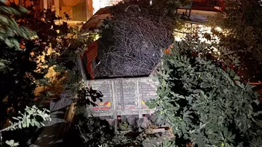 Antakya'da Kamyon Restorana Düştü