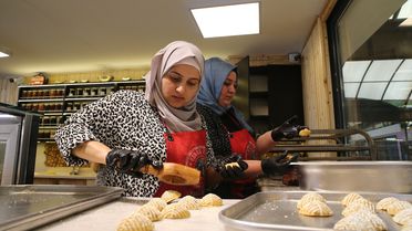 Hatay'da Geçici Çarşı Esnafı Müşterilerini Ağırlıyor