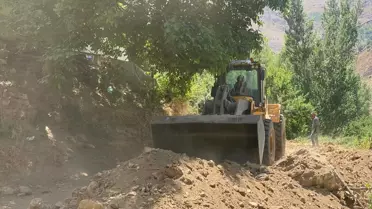 Hizan'da Köy Yolları Yenileniyor