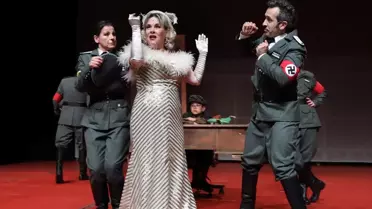 İBB Tiyatrosu KKTC'de 'Yaşamak mı Yoksa Ölmek mi' Oyununu Sahneledi
