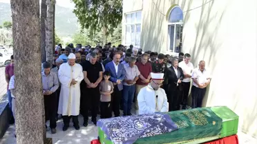 Isparta'da şehit annesinin vasiyetini yerine getiren askerler tabutunu taşıdı