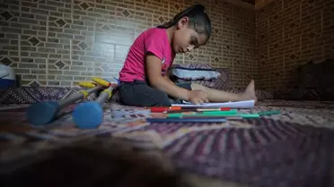 İsrail'in saldırısında bacağını kaybeden 9 yaşındaki Meral koltuk değnekleri olmadan oyun oynamak istiyor