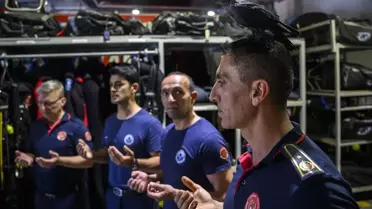 İtfaiye erleri tarafından kurtarılan 'Zeytin' isimli karga istasyonun maskotu oldu