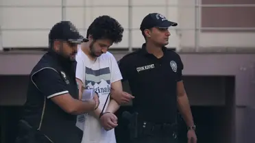 İzmir'de polis merkezine silahlı saldırı düzenleyen saldırgan ve 10 şüpheli adliyede