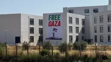 İzmir Katip Çelebi Üniversitesi dev pankartla İsrail'i protesto etti