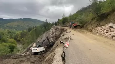 Bozkurt'ta Heyelan Yolu Kapatmış