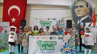 Kastamonu'da öğrenciler atık malzemelerden hazırladıkları kıyafetlerle defile yaptı